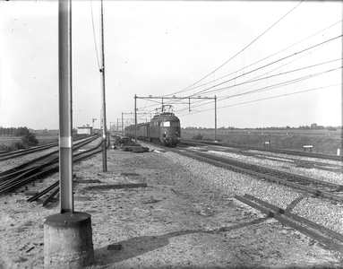 151097 Afbeelding van de electrische locomotief nr. 1008 (serie 1000) van de N.S. met rijtuigen ter hoogte van het ...